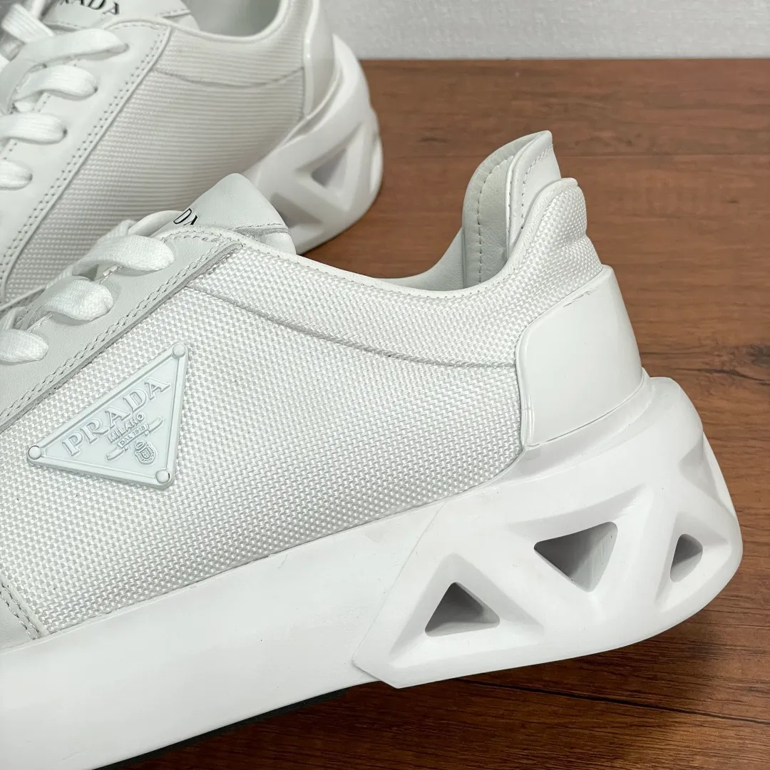 💰720 Code: YS003342 Prada/Prada men's new mesh stitching sneakers. This sneaker presents a modern version, reinterpreting the brand's archive style with clean lines and smooth details. The shoes are made of calf leather and technical fabric, with a triangular metal logo on the outside, bright TPU decoration on the heel, and a longer and padded inner heel design for a more comfortable fit. The tongue is decorated with a silk-screen logo, and is paired with a hollow rubber sole on the heel. The full cowhide lining comes standard with logo cowhide foot pads, making the upper foot taller, more comfortable, and versatile! Comes with full original packaging! Code number: 39-40-41-42-43-44 Standard leather shoe size (45 can be customized and returns are not supported) Item number: 2EE918 mesh white